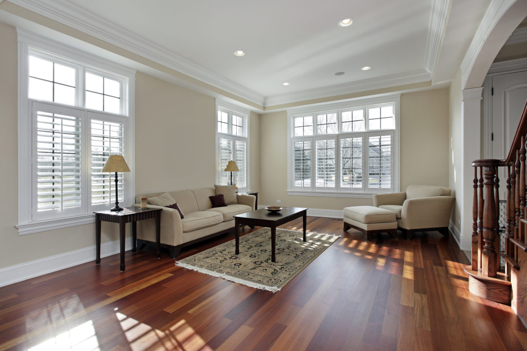 Living room with cherry wood flooring Fenêtres Charrier Inc.