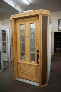 Vente et installation de porte en bois avec fenêtre quadrillée à Joliette - Portes et Fenêtres E. Charrier à St-Ambroise-de-Kildare