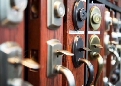 Vente et installation de quincaillerie de porte à Joliette - Portes et Fenêtres E. Charrier à St-Ambroise-de-Kildare