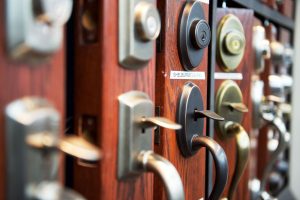 Vente et installation de quincaillerie de porte à Joliette - Portes et Fenêtres E. Charrier à St-Ambroise-de-Kildare